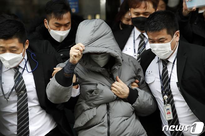 정인양을 입양한 후 수개월간 학대해 사망에 이르게 한 혐의를 받는 양부 안모씨가 13일 오전 서울 양천구 서울남부지방법원에서 열린 아동복지법위반(아동유기‧방임) 등 첫 공판기일을 마치고 법원 청사를 나서고 있다. 2021.1.13/뉴스1 © News1 이승배 기자