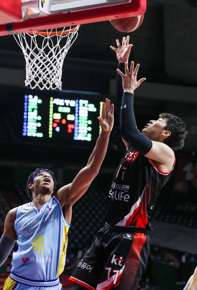 KT 양홍석(오른쪽)이 13일 사직실내체육관에서 열린 삼성전에서 골밑슛을 시도하고 있다. | KBL 제공