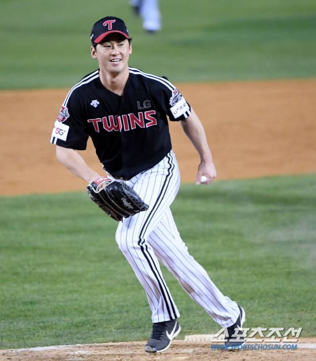 LG 트윈스 진해수는 2015년 SK에서 이적한 뒤 101홀드를 기록했다. 그는 통산 133홀드로 현역 투수 중 이 부문 1위를 달리고 있다. 지난해 11월 4일 두산과의 플레이오프 1차전 4회말 1사 만루에서 호세 페르난데스를 병살타로 처리며 위기를 넘긴 전해수. 허상욱 기자 wook@sportschosun.com