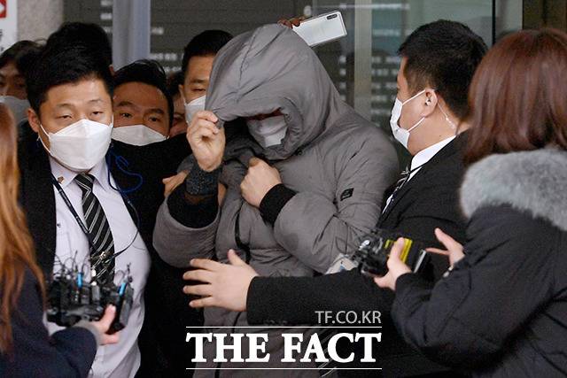 정인 양을 입양한 후 수개월 동안 학대해 숨지게 한 혐의를 받는 양부 안 모 씨가 13일 오전 서울 양천구 서울남부지방법원에서 열린 첫 재판을 마치고 법원을 나서고 있다. /이선화 기자