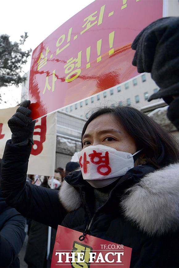 입양한 딸을 수개월 동안 학대해 숨지게 한 정인이 사건의 첫 재판이 열리는 13일 오전 서울 양천구 서울남부지방법원 앞에서 대한아동학대방지협회 회원들과 시민들이 입양 부모의 살인죄 처벌을 촉구하는 피켓 시위를 하고 있다. /이선화 기자
