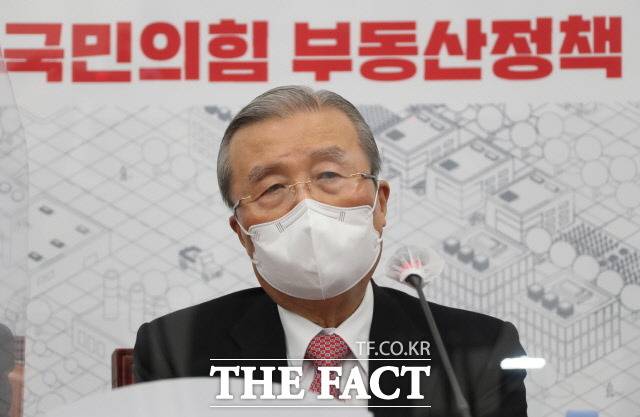 김종인 국민의힘 비상대책위원장은 13일 국회에서 기자회견을 열고 부동산 정상화 대책을 발표했다. /국회사진취재단