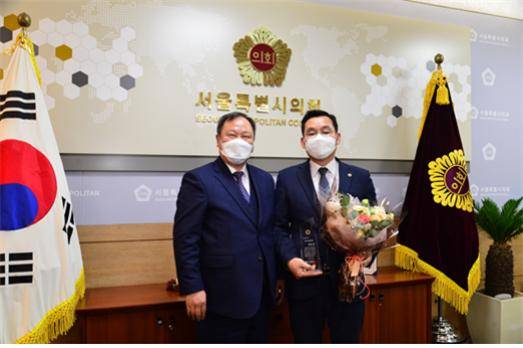 김인호 서울시의회 의장(왼쪽)과 정진철 의원