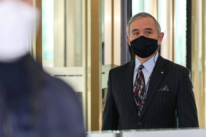 해리 해리스 주한 미국대사가 5일 서울 종로구 외교부 청사에 들어서고 있다. /뉴시스