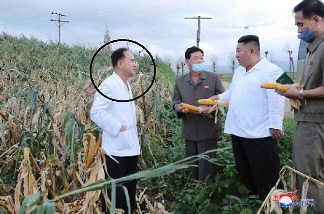 김정은 국무위원장이 제8호 태풍 ‘바비’가 강타한 황해남도를 찾아 피해지역을 돌아보며 피해 상황을 점검했다고 조선중앙통신이 2020년 8월 28일 보도했다. 조용원 당시 당중앙위 제1부부장이 주머니에 손을 넣은 채 김정은과 대화하고 있다. /조선중앙통신 연합뉴스