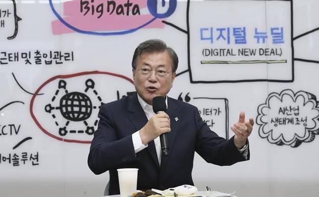 문재인 대통령이 지난해 6월 18일 강원 춘천시에 있는 빅데이터 플랫폼 운영 기업 더존비즈온을 방문해 직원들과 차담회를 하고 있다. /연합뉴스