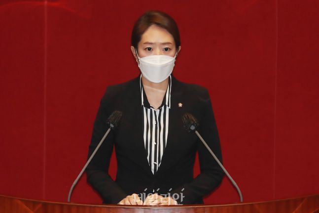 고민정 더불어민주당 의원이 지난해 12월 1일 오후 서울 여의도 국회에서 열린 본회의에서 법률안 제안 설명을 하고 있다.ⓒ데일리안 박항구 기자