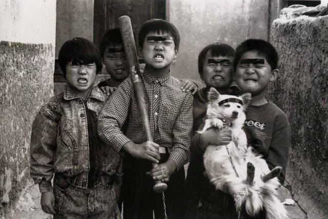 당시 유명 캐릭터였던 ‘순악질 여사’를 따라한 아이들의 표정이 살아 있습니다. ‘나는 왜…’ 포기한 채 코스프레 중인 강아지는 덤이죠.