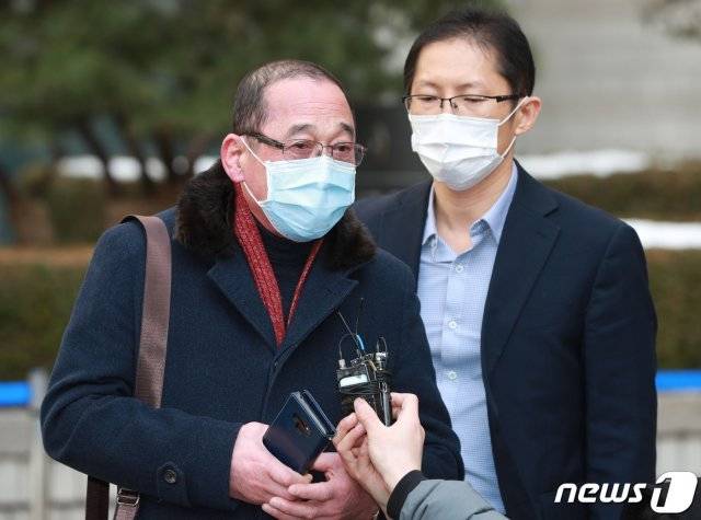 황상만 반장(왼쪽)과 박준영 변호사가 13일 선고가 끝난 후 서울 서초구 법원종합청사에서 소회를 밝히고 있다.  © News1