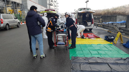 13일 오후 경기 파주시 엘지디스플레이 공장에서 화학물질 유출 사고가 발생해 119 대원들이 구조 작업을 하고 있다. <파주소방서 제공>