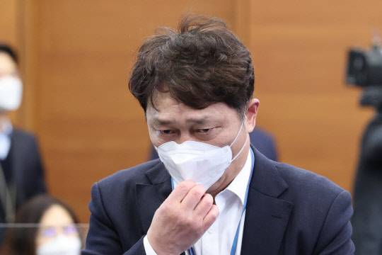 최재성 청와대 정무수석이 지난해 11월 30일 청와대에서 열린 수석·보좌관 회의에 참석하는 모습. 연합뉴스.