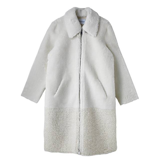 긴 길이로 보온성을 높인 코트는 84만9천원, Claudie Pierlot.