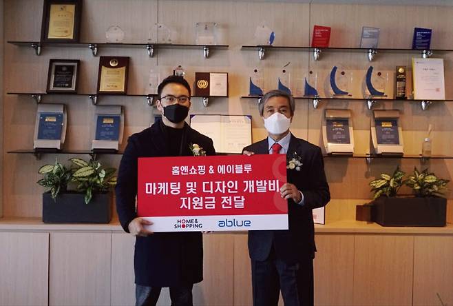 김옥찬 홈앤쇼핑 대표(오른쪽)와 이명욱 에이블루 대표.