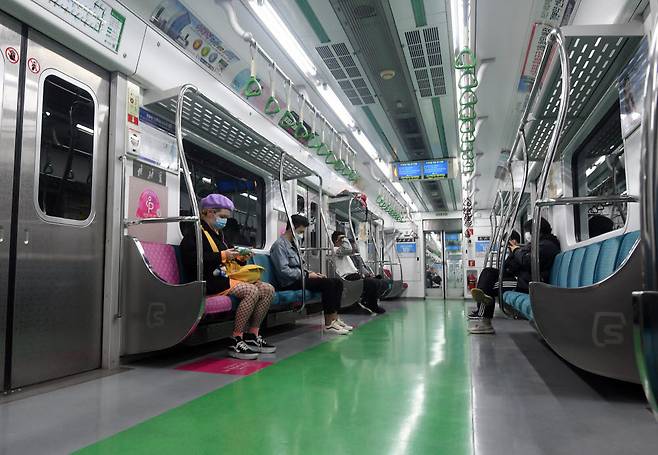 서울지하철 2호선 전동차 안에서 승객들이 마스크를 쓰고 거리를 둔 채 자리하고 있다. 이동근기자 foto@etnews.com