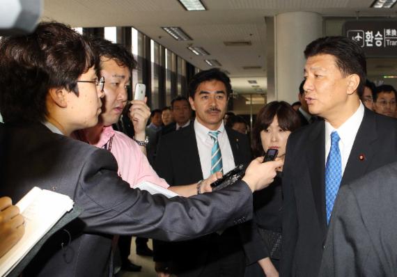 지난 2011년 8월 1일 울릉도 방문을 위해 입국한 사토 마사히사 참의원(상원)의원(왼쪽 세번째)이 김포공항 법무부 송환대기실로 향하고 있다. 당시 정부는 이들의 입국불허 조치를 발표, 공항에서 일본으로 돌려 보냈다. 사진=박범준기자