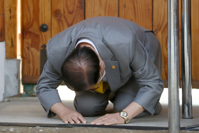 지난해 3월2일 신천지 이만희 총회장이 국민께 사과드린다는 의미로 큰절하고 있다. 공동취재사진단.