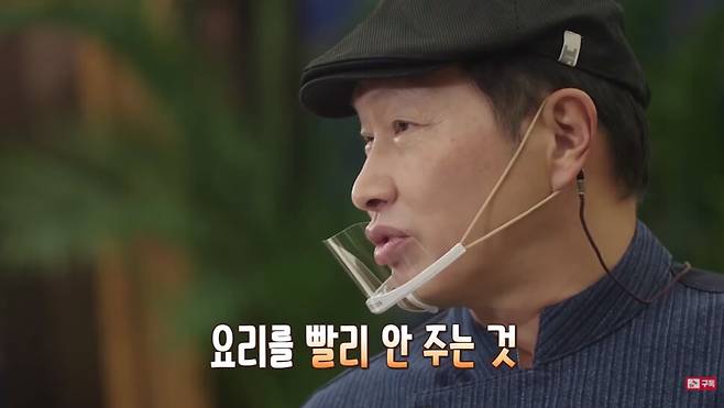 지난해 12월22일 최태원 에스케이(SK) 회장이 육개장을 요리하며 ‘요리비기’에 대해 “요리를 빨리 안 주는 것”이라는 농담을 하는 모습. 에스케이 유튜브 갈무리&nbsp;