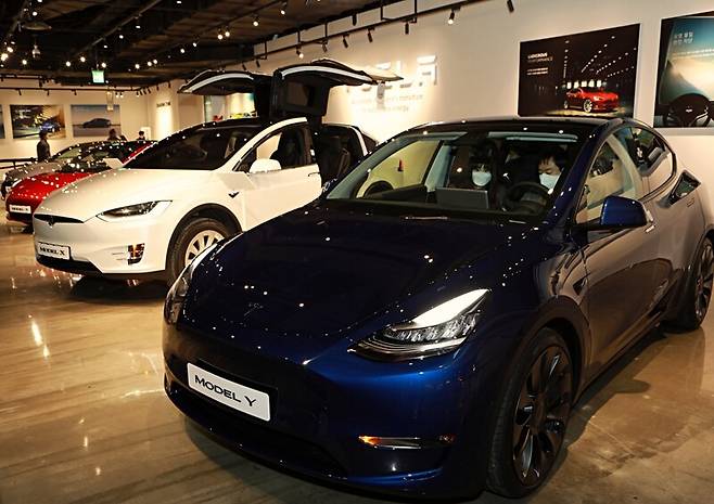 13일 서울 롯데백화점 영등포점 1층 테슬라 갤러리에서 고객들이 \