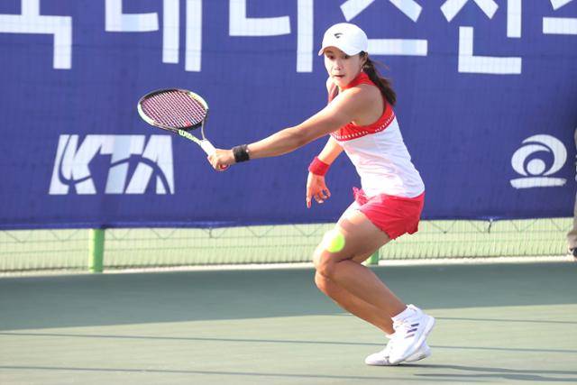 한나래가 지난해 11월 15일 충남 천안 종합운동장에서 열린 제 75회 테니스선수권대회 여자 단식 경기를 진행하고 있다. 대한테니스협회 제공