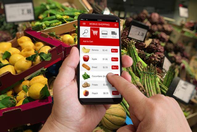 대형 유통기업들이 코로나19로 실적 타격을 입었던 지난해를 기점으로 반등에 나설 채비를 하고 있다. 온라인 쇼핑으로 중심 축이 대폭 옮겨간 상황에서 경쟁력을 빠르게 확보하려면 신선식품 장보기 수요부터 공략해야 한다는 분석이 나온다. 게티이미지뱅크