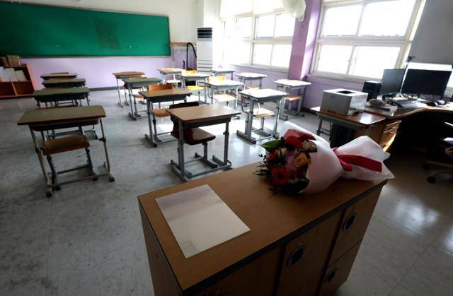 13일 오전 비대면 졸업식이 진행된 서울 용산구 원효초등학교 교실에 꽃다발이 놓여 있다. 사진공동취재단