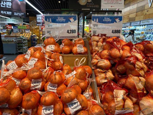 13일 서울 송파구 롯데마트 월드타워점의 채소 코너. 양파 서너 개가 담긴 한 망 가격은 지난해보다 50%나 오른 4,280원. 박지연 기자