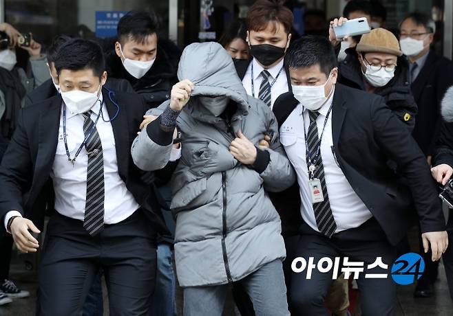 생후 16개월 된 정인이에게 장기간 학대를 가해 숨지게 한 혐의를 받는 양부 안모 씨가 13일 서울 양천구 서울남부지방법원에서 첫 재판을 마친 뒤 청사를 빠져나가고 있다. [사진=조성우 기자]