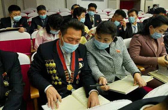 제8차 노동당 대회 부문별 협의회가 대회 7일째인 11일에 진행됐다고 당 기관지 노동신문이 12일 보도했다. 김정은 국무위원장이 참석하지 않은 부문별 협의회 참석자들은 일제히 마스크를 착용하고 있다. [뉴스1]