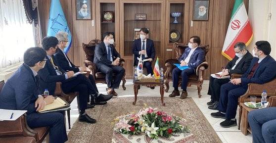 최종건(왼쪽 넷째) 외교부 1차관은 10~12일 사흘 일정으로 이란을 방문해 선박 억류 해제 문제를 논의했다. 사진은 지난 10일 최 차관이 마흐무드 헤크마트니아 법무부 차관 등과 면담하는 모습. [외교부 제공]