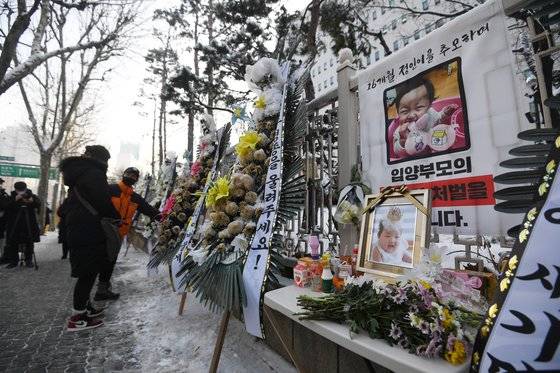 16개월 된 입양 딸 정인양을 학대해 숨지게 한 혐의를 받는 양부모에 대한 첫 공판이 열린 13일 서울 양천구 남부지방법원 앞에 학대로 숨진 아동들의 사진이 걸려 있다. 김성룡 기자