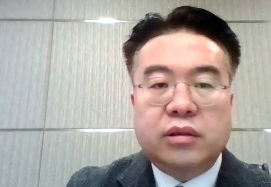 엄중식 가천대 길병원 감염내과 교수가 대한약학회 주최 학술대회에서 셀트리온 항체치료제의 임상 2상 결과를 온라인 발표하고 있다. 뉴스1