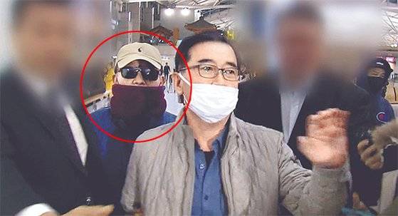 ‘별장 성폭력·성접대’ 의혹을 받는 김학의 전 법무부 차관(원 안)이 22일 오후 인천국제공항을 통해 태국으로 출국하려다 항공기 탑승 직전 긴급출국금지 조치가 내려져 출국을 제지당했다. 공항에 5시간가량 대기하던 김 전 차관이 23일 새벽 공항을 빠져나가고 있다. [JTBC 캡처]