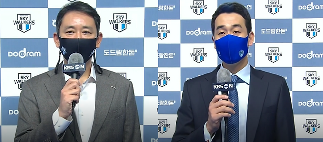 최태웅 현대캐피탈 감독(좌)과 고희진 삼성화재 감독(우)