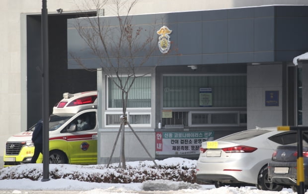 13일 오전 생활치료센터로의 이송 등을 위한 구급차가 서울 동부구치소를 나서고 있다. 사진 = 연합뉴스