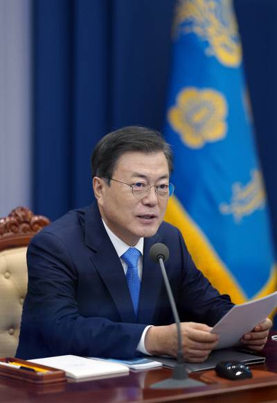문재인 대통령이 지난 11일 청와대에서 수석보좌관 회의를 주재하고 있다. 청와대 제공