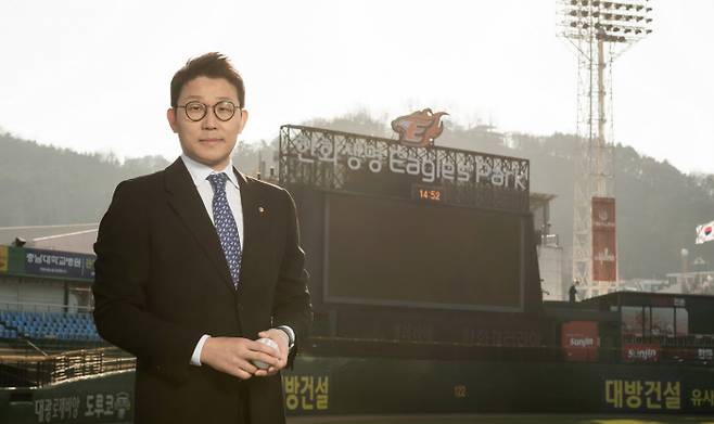 프로야구 한화 박찬혁 신임 대표이사가 지난 12일 대전 한화생명이글스파크에서 경향신문과 인터뷰하면서 구단 운영 방향을 제시했다. 박 대표가 구장을 배경으로 포즈를 취하고 있다. 한화 이글스 제공