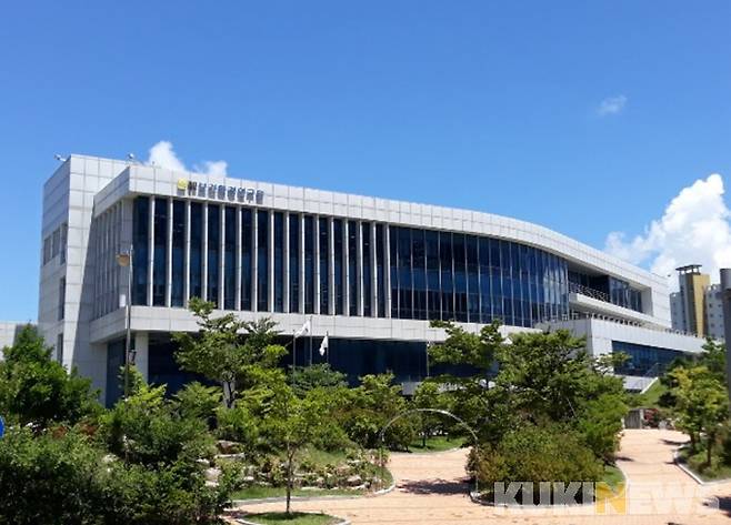 ▲ 코로나19 검체검사 13만 건을 넘어서는 등 적극적인 대응에 나선 전남보건환경연구원이 ‘2020년 감염병 실험실 검사’ 최우수기관으로 선정돼 보건복지부장관 기관표창을 수상했다.