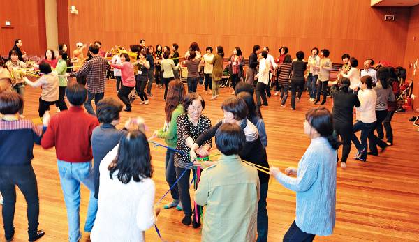 즐겁게 게임하는 소통 수업 모습. 치유상담대학원대학교 제공