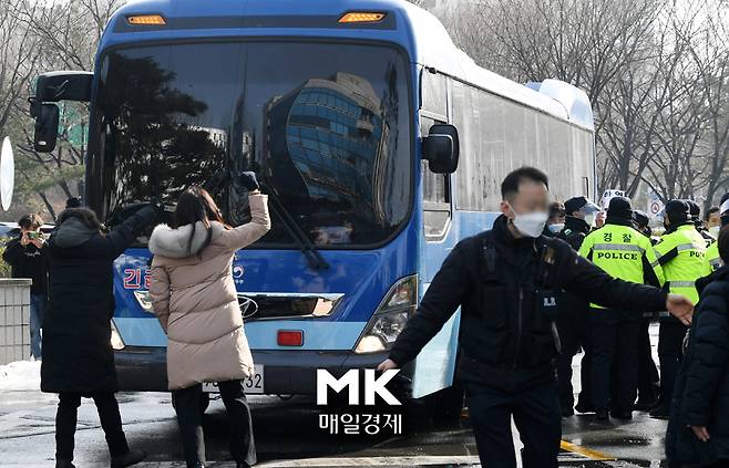16개월 정인양을 지속적으로 학대해 사망에 이르게 한 혐의를 받는 양부모의 첫 재판이 종료된 13일 서울 양천구 남부지방법원에서 시민들이 양모 장모씨가 탄 것으로 추정되는 호소 차량이 나오자 가로막고 있다. 이날 재판에서 검찰은 입양모에게 살인 혐의를 추가 적용하겠다며 공소장 변경을 신청했다. 재판부는 이를 허가했다. 2021. 1. 13. 한주형기자