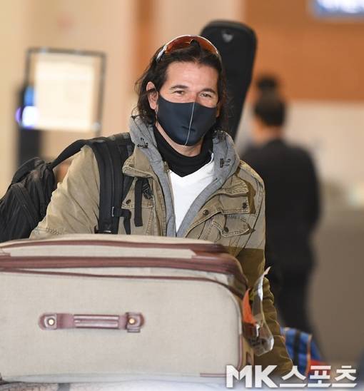 한화 이글스와 3년 계약을 맺은 카를로스 수베로 감독은 11일 가족과 함께 입국했다. 사진=김재현 기자