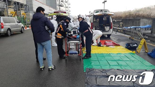 LG디스플레이 경기 파주사업장에서 13일 오후 2시20분 화학물질 유출사고가 발생해 6명이 부상을 입었다. 출동한 구급대원들이 환자를 이송하고 있다. /사진제공=경기북부소방재난본부