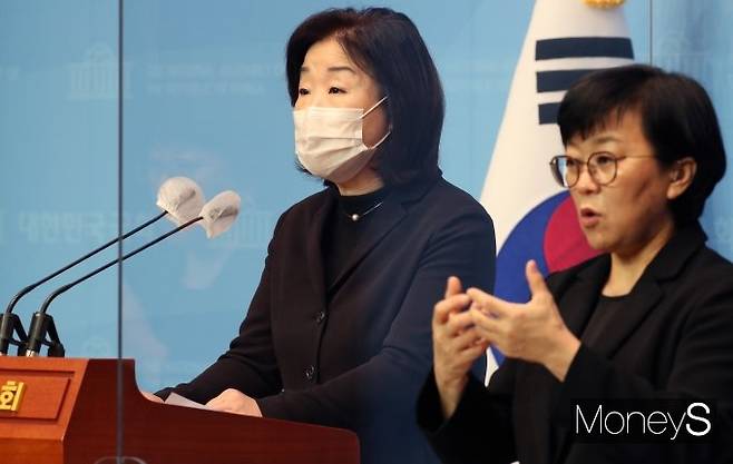 심상정 정의당 의원이 12일 오전 서울 여의도 국회 소통관에서 주거급여 수혜 대상자 확대를 위한 주거급여법 일부 개정법률안 발의 기자회견을 하고 있다. /사진=장동규 기자