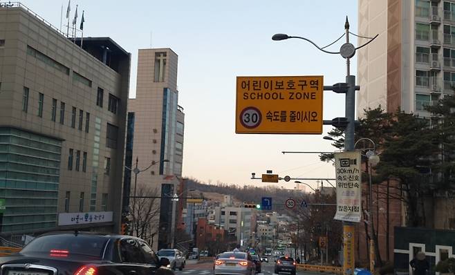 서울 관악구 어린이보호구역 무인교통단속카메라 설치. /자료제공=관악구청