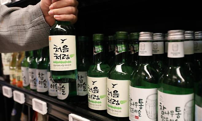 롯데칠성음료는 소주 '처음처럼'의 알코올 도수를 16.9도에서 16.5도로 낮춘다. /사진=뉴스1