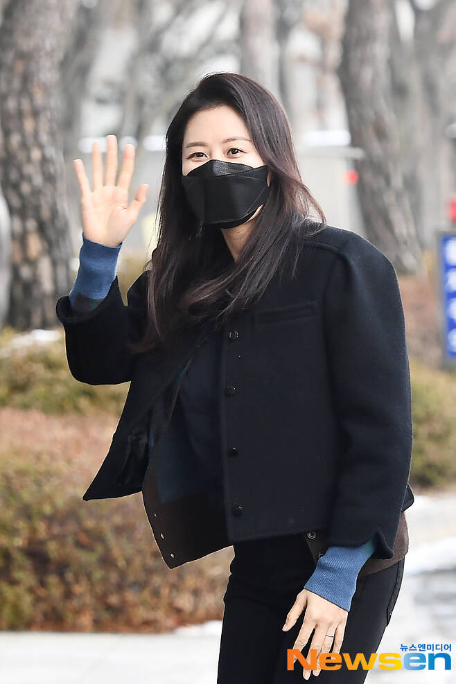 Actor Moon So-ri is entering the broadcasting station to attend the MBC FM4U Noon Hope Song Kim Shin Young radio schedule at Sangam-dong MBC Sangam in Seoul Mapo District on the afternoon of January 13th.