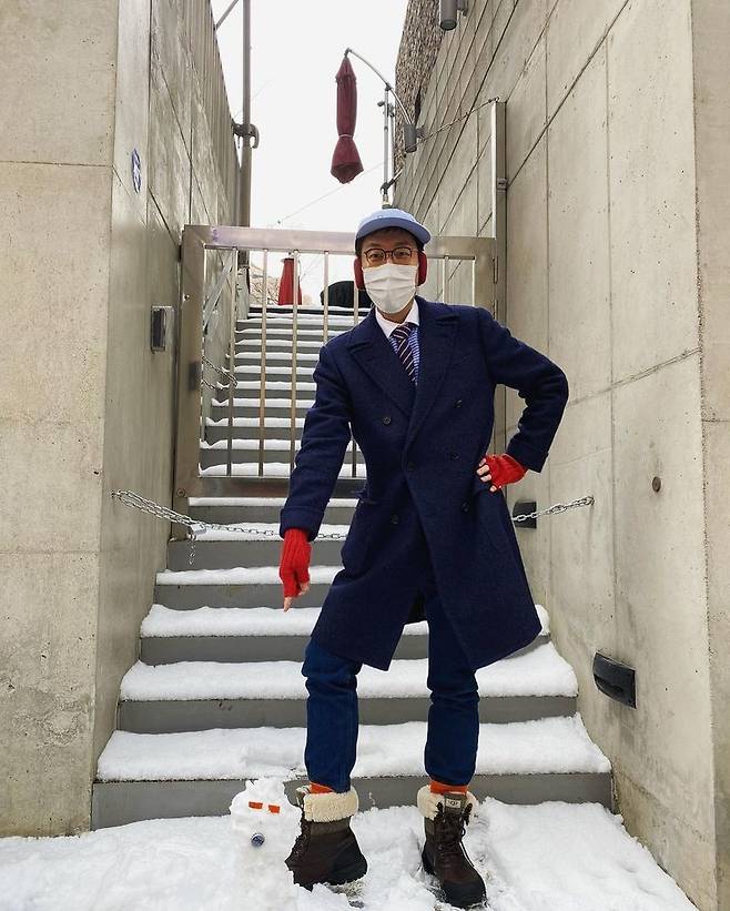 Comedian Kim Young-chul shares personal routineOn January 13, Kim Young-chul posted several photos on his personal Instagram.Kim Young-chul in the public photo poses with his own snowman.Kim Young-chul, in particular, boasts an excellent fashion sense from hats to boots.I was born and made it for the first time, he said to his own snowman.When I was a child, I did not see well in Ulsan. I have already covered all the snow in Seoul. I have just equipped it with shoes.Anyway, it was funny for a while. Its a little puppy! he wrote.