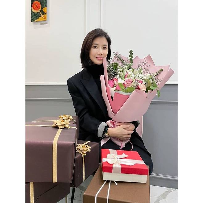 Actor Lee Bo-young rewarded the birthday Gift sent by fans with a bright Smile.On January 13, the official SNS of the agency Jay Wide Company posted a photo with the article Thank you for the warm Cheering of the fans - # Jay Wide Company # Fans _ Thank you and Smile, who is full of heartfelt gifts sent by fans for the birthday of Lee Bo-young Actor,Lee Bo-young in the public photo took a certification shot in front of the bouquet and Gift sent by the fans.Lee Bo-young, whose birthday was the 12th, expressed his gratitude to fans by holding a huge bouquet in his arms and expressing a heart with one hand.Meanwhile, Lee Bo-young confirmed the appearance of TVN New drama Mine.Mine is a drama that depicts the stories of tough women who are looking for my real thing away from the prejudice of the world. Lee Bo-young plays Seo Hee-soo, a former top actor and second daughter-in-law of Hyowon Group, who was in the top position.