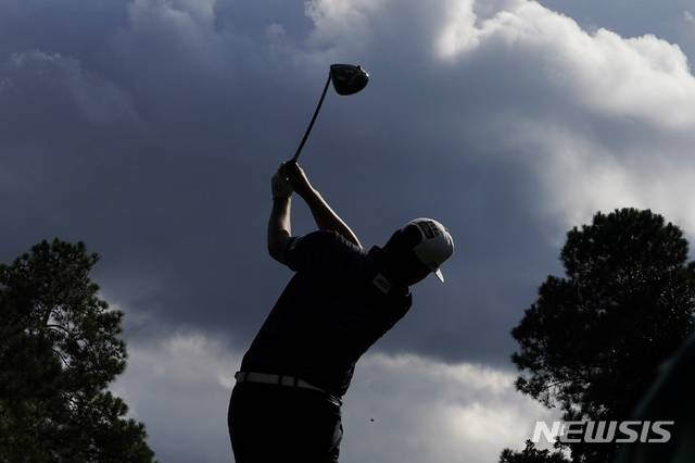 [오거스타=AP/뉴시스]임성재가 15일(현지시간) 미 조지아주 오거스타의 오거스타 내셔널 골프클럽에서 열린 미 프로골프(PGA) 투어 마스터스 대회 최종라운드 9번 홀에서 티샷하고 있다. 임성재는 최종합계 15언더파 273타를 기록해 준우승을 차지하며 역대 아시아 선수 최고의 성적을 올렸다. 2020.11.16.