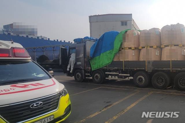 [인천=뉴시스] 김동영 기자 = 지난 12일 오전 11시47분께 인천 중구 북성동의 한 사료 제조공장에서 작업중이던 A(56)씨가 덤프트럭에서 지상으로 추락했다. 2021. 1.13. (사진=인천 중부소방서 제공)