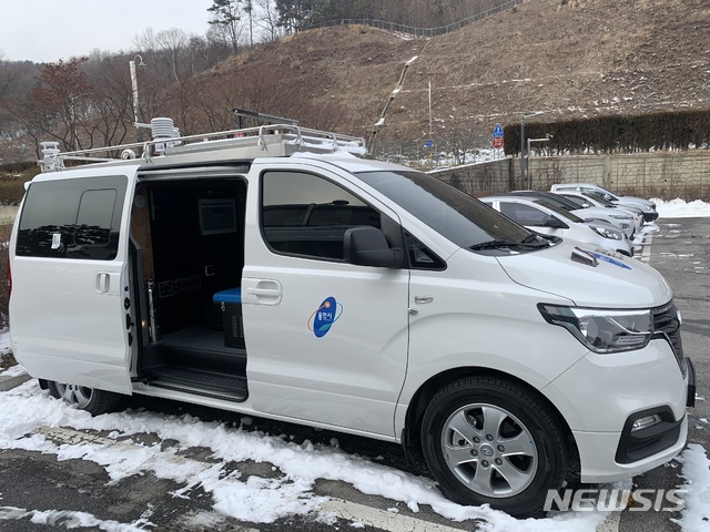 [용인=뉴시스]경기 용인시가 미세먼지·악취 대응을 위해 대기질 측정 차량을 도입했다.